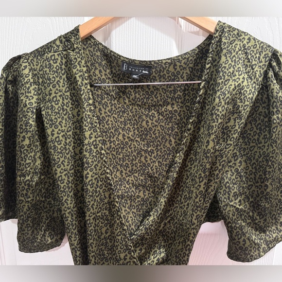 Bloomingdale’s Bobeau Green Cheetah Asymmetrical Ruffled Wrap Dress - Picture 6 of 7